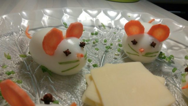 How to make a mouse out of an egg to decorate salads