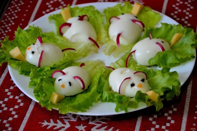 How to make a mouse out of an egg to decorate salads