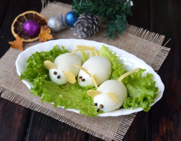 How to make a mouse out of an egg to decorate salads