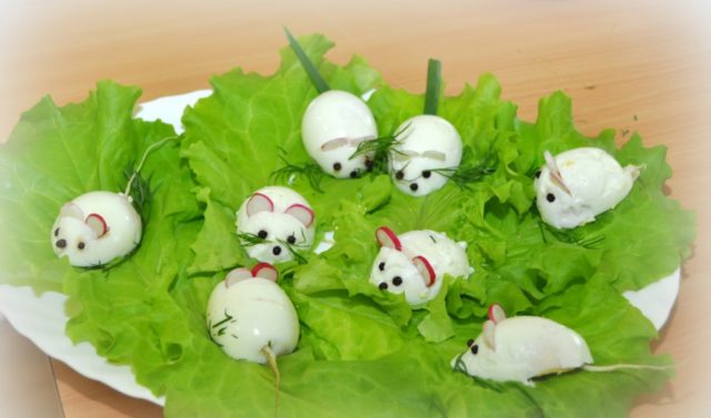 How to make a mouse out of an egg to decorate salads