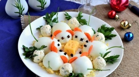 How to make a mouse out of an egg to decorate salads