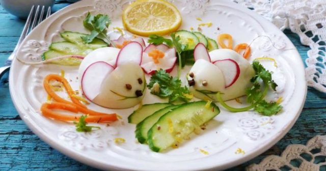 How to make a mouse out of an egg to decorate salads