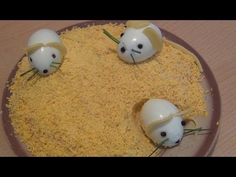 How to make a mouse out of an egg to decorate salads