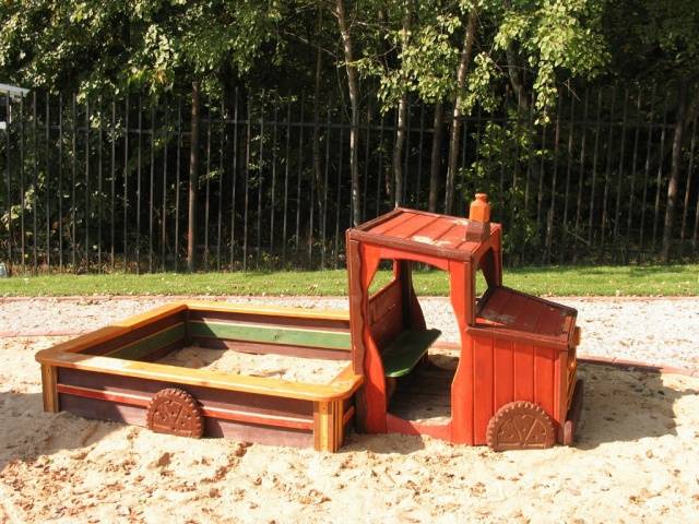 How to make a sandbox in the country with your own hands 