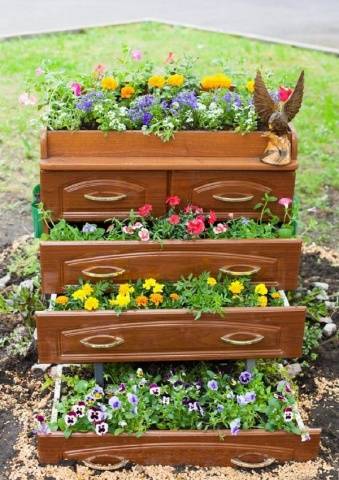 How to make a vertical petunia flower bed