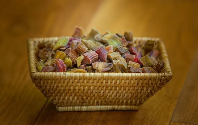 How to make candied rhubarb at home