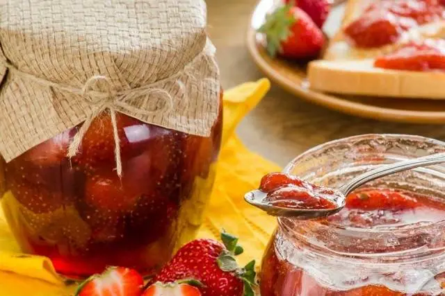 How to make frozen strawberry jam