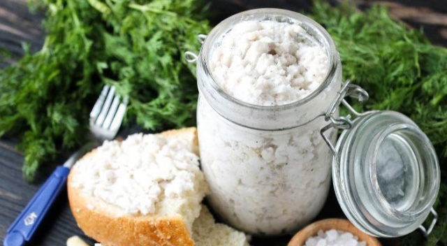 How to make lard pate with garlic and herbs, with onions