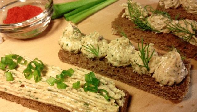 How to make lard pate with garlic and herbs, with onions