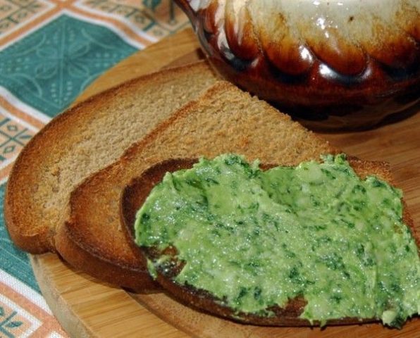 How to make lard pate with garlic and herbs, with onions