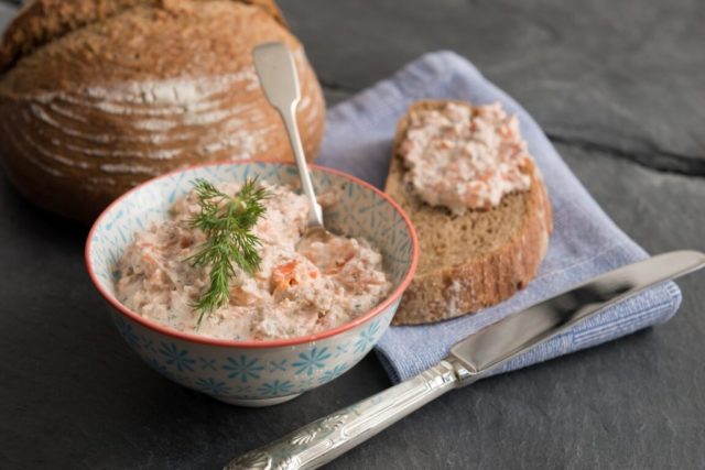 How to make lard pate with garlic and herbs, with onions