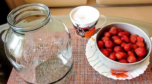 How to make strawberry compote without sterilization