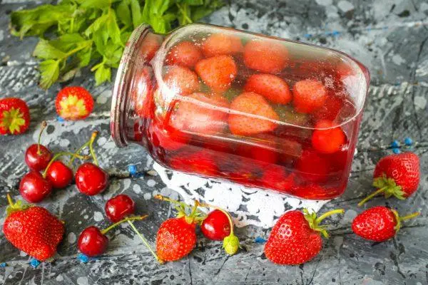 How to make strawberry compote without sterilization