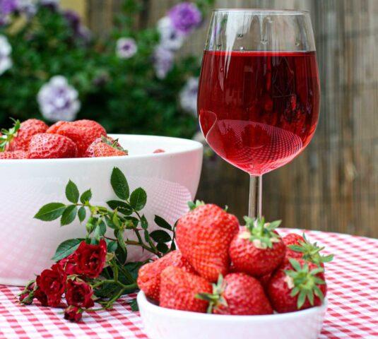 How to make strawberry juice at home for the winter