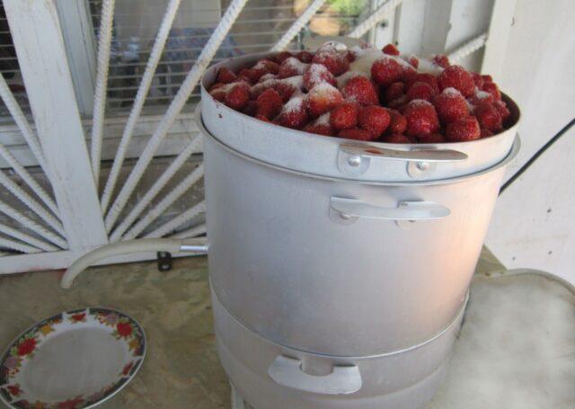 How to make strawberry juice at home for the winter