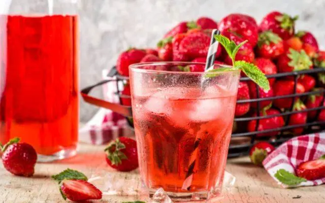 How to make strawberry juice at home for the winter