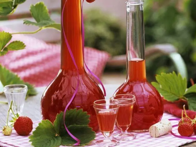 How to make strawberry liqueur at home