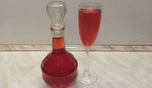 How to make strawberry liqueur at home