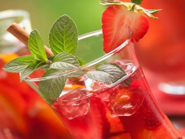 How to make strawberry liqueur at home