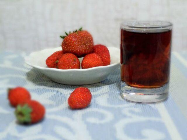 How to make strawberry liqueur at home