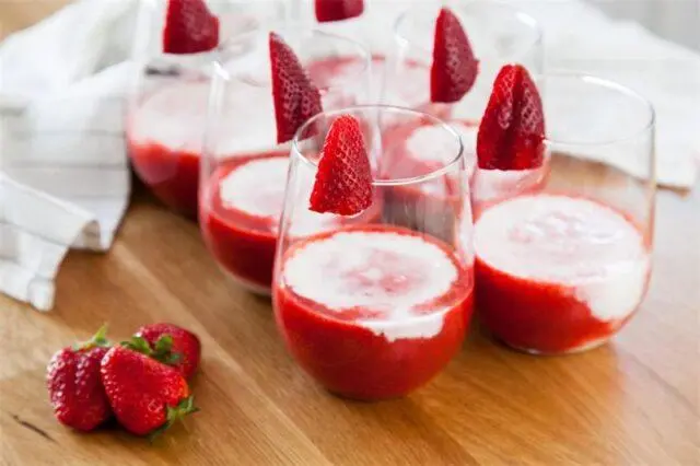 How to make strawberry liqueur at home