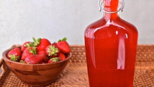 How to make strawberry liqueur at home