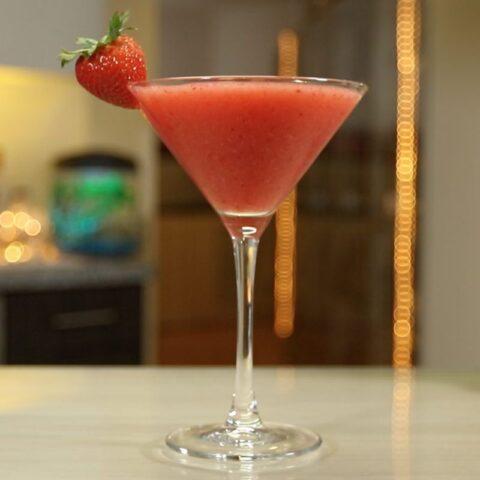 How to make strawberry liqueur at home