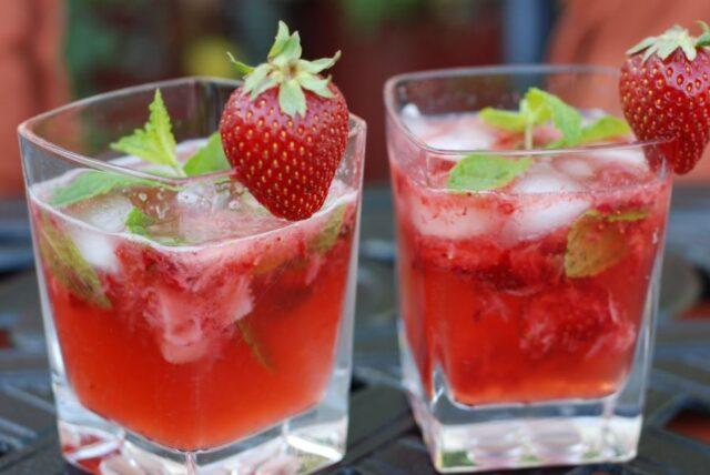 How to make strawberry liqueur at home