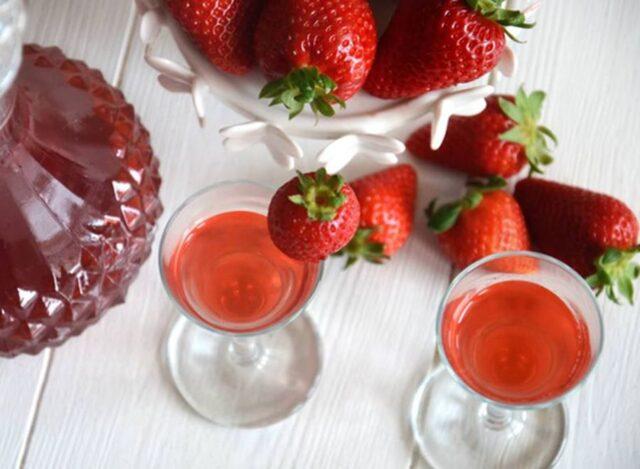 How to make strawberry liqueur at home