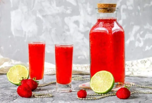 How to make strawberry liqueur at home