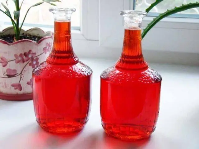 How to make strawberry liqueur at home