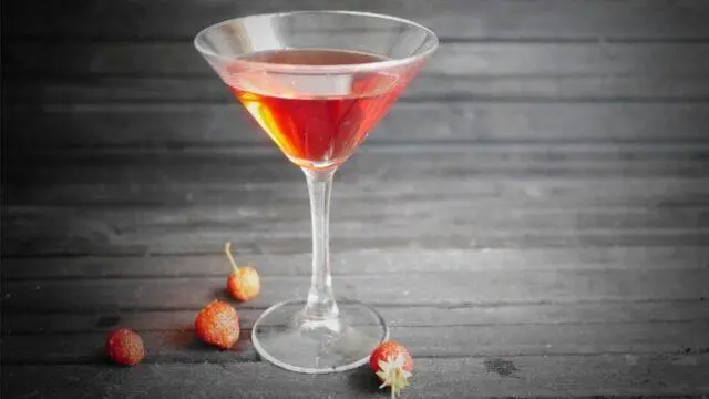 How to make strawberry liqueur at home