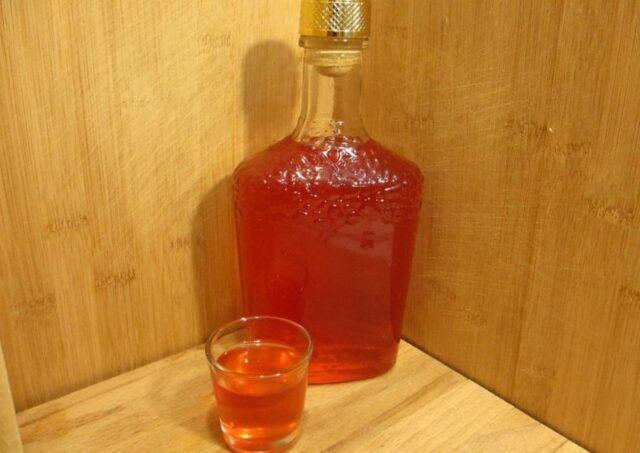 How to make strawberry liqueur at home