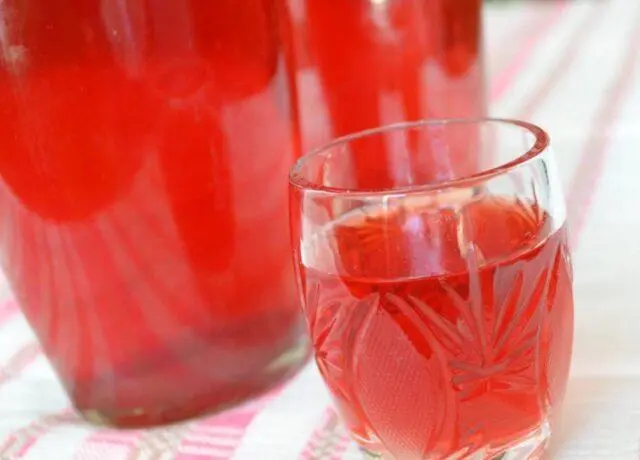 How to make strawberry liqueur at home