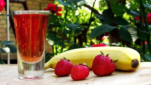 How to make strawberry liqueur at home