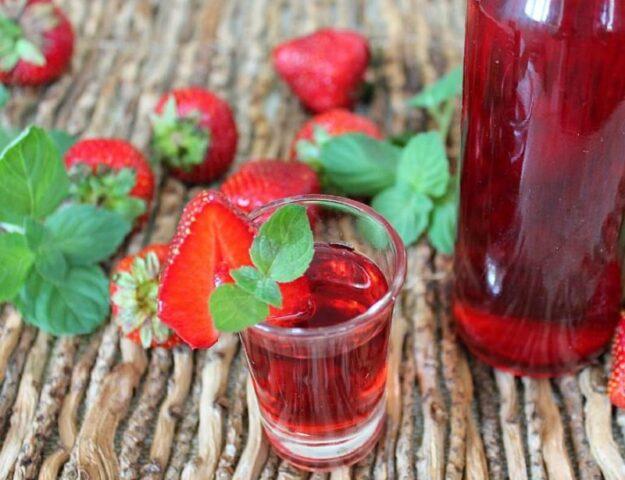 How to make tincture, strawberry liqueur on alcohol at home