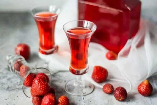 How to make tincture, strawberry liqueur on alcohol at home