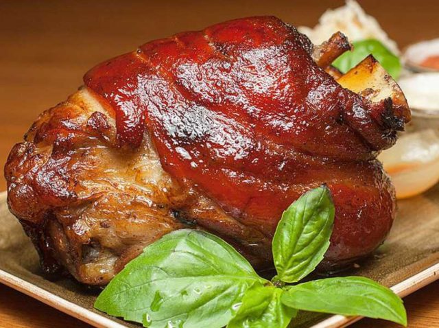 How to marinate pork knuckle for smoking: hot, cold