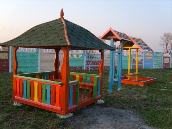 How to paint a gazebo made of wood or metal: what kind of paint is better for walls and floors, the choice of composition + photos of painting options