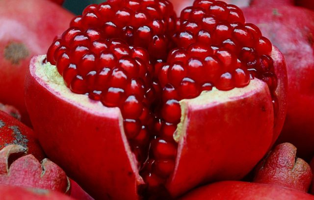 How to Peel a Pomegranate Quickly and Easily