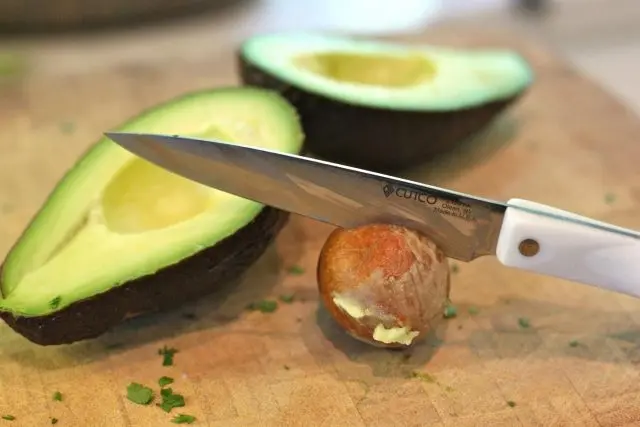 How to peel and cut an avocado at home