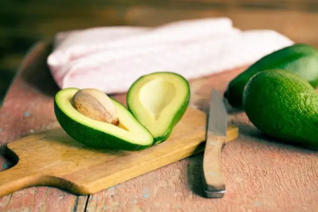 How to peel and cut an avocado at home