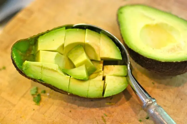 How to peel and cut an avocado at home