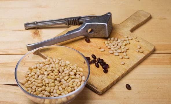 How to peel pine nuts at home