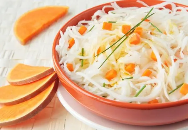 How to pickle cabbage in a jar to be crispy
