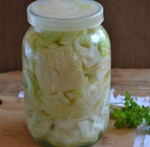 How to pickle cabbage in a jar to be crispy