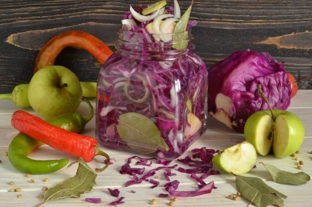 How to pickle cabbage in a jar to be crispy