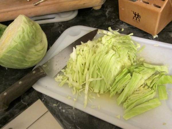 How to pickle cabbage quickly and tasty in a saucepan