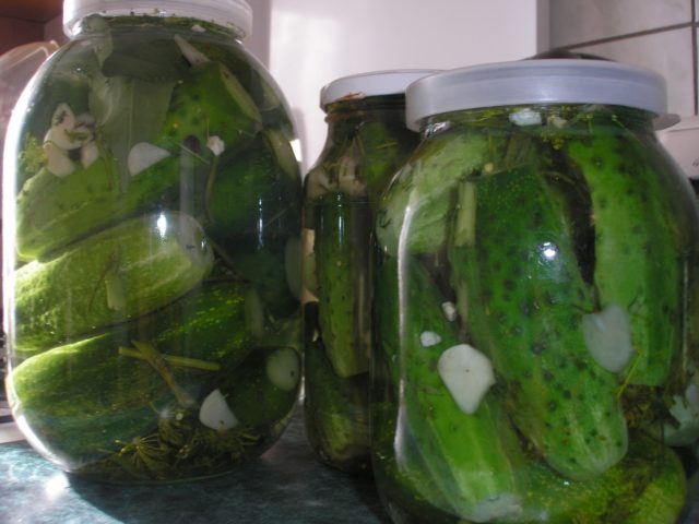 How to pickle cucumbers with aspirin in liter jars for the winter: recipes, video