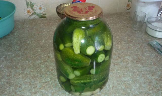 How to pickle cucumbers with aspirin in liter jars for the winter: recipes, video